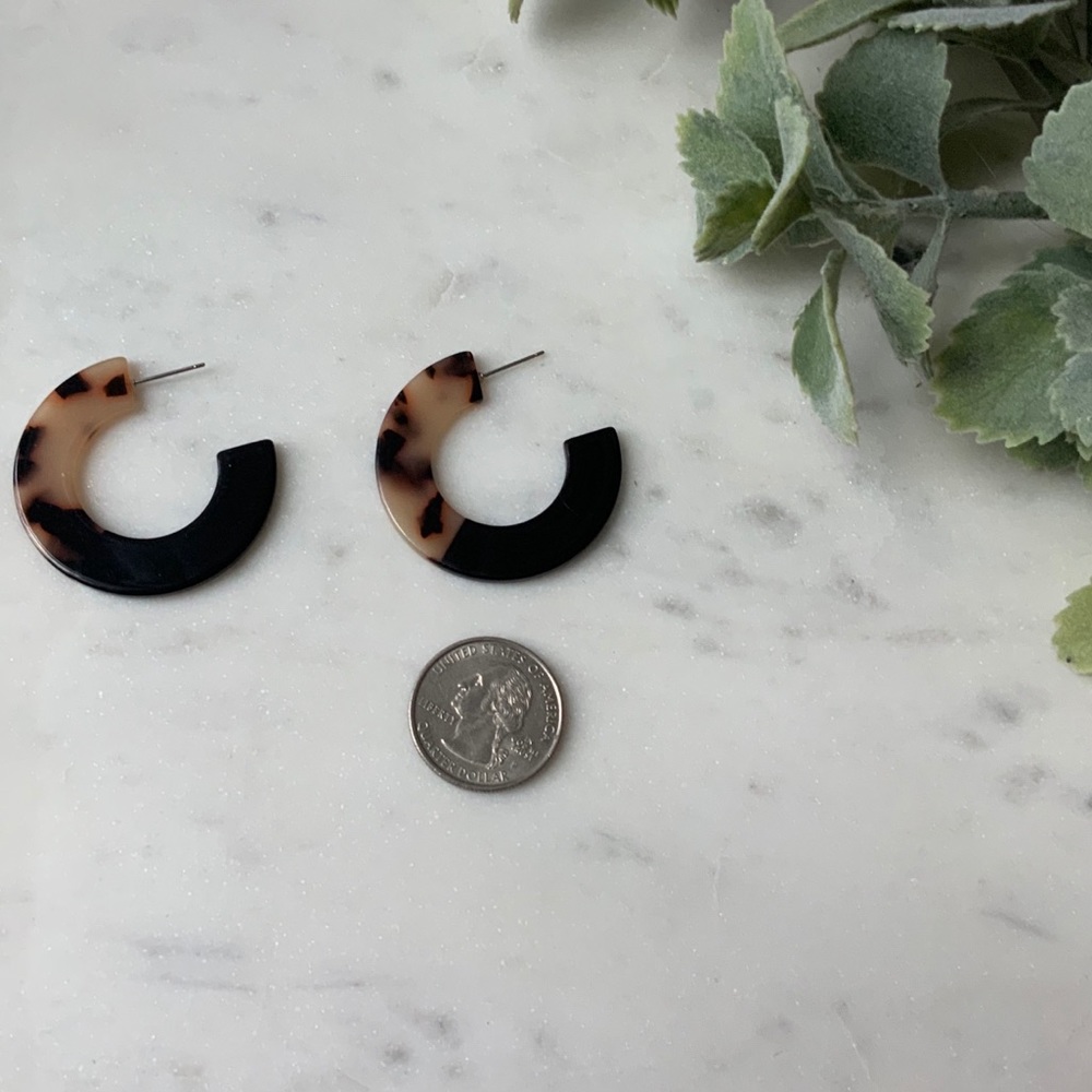 The Ellie - Two Toned Resin Tortoise Earrings - Picture 2 of 5